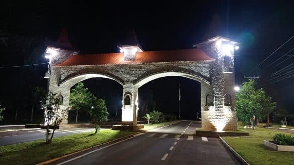 Trânsito em meia pista nas proximidades do Pórtico de Saudades