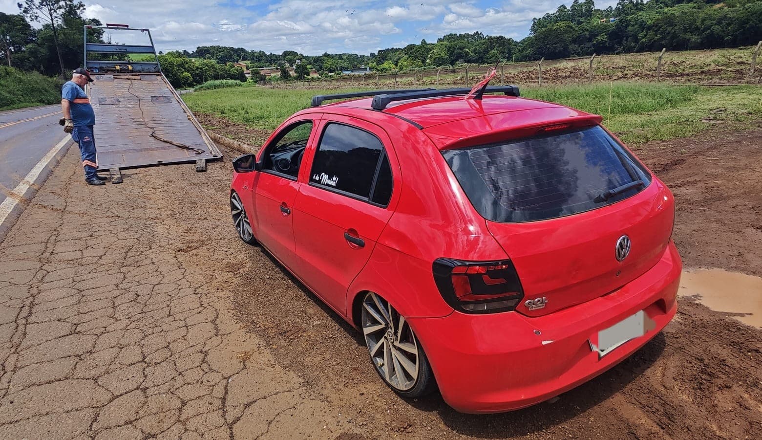 Automóvel acabou sendo guinchado (Foto: PRF)