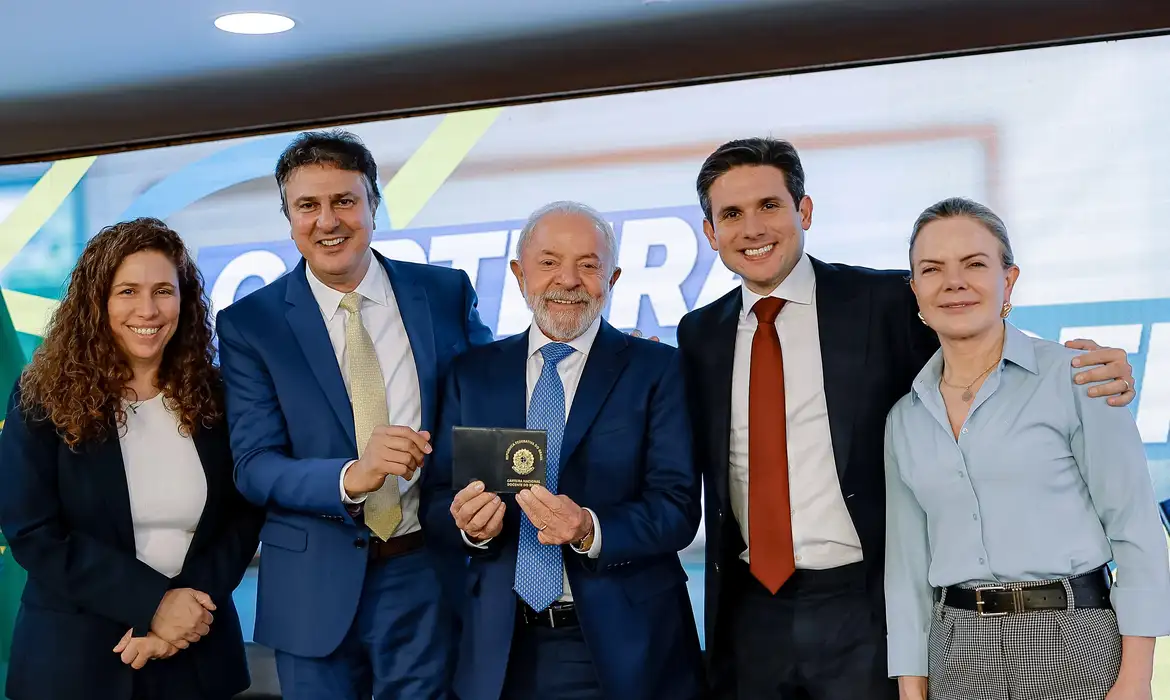 Professores passam a ter carteira oficial com descontos e facilidades financeiras