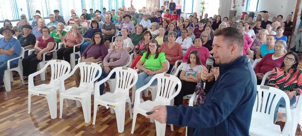 Idosos de Sul Brasil participam de palestra sobre golpes  (Foto: Ascom Sul Brasil )