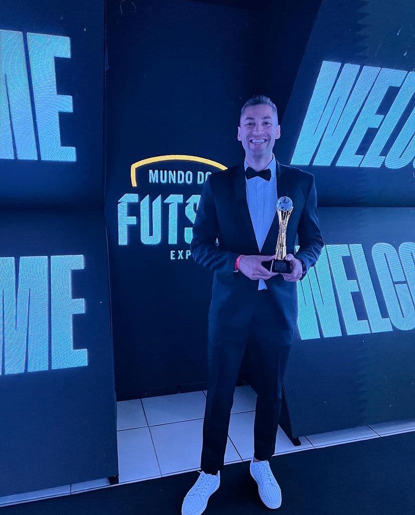Pito recebeu o prêmio de melhor do mundo no futsal (Foto: Reprodução/Redes Sociais)