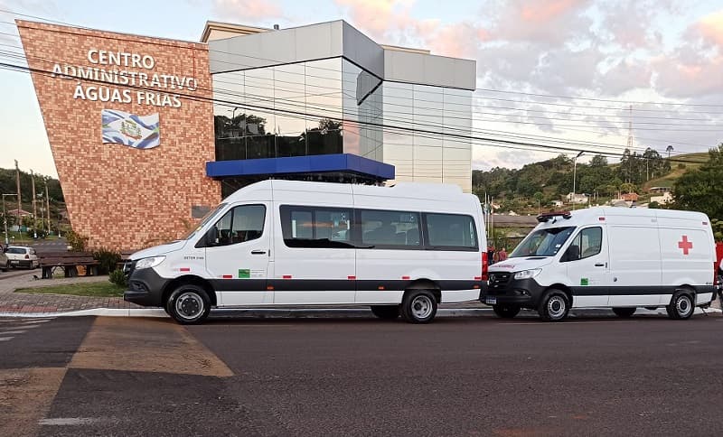 Nova frota de veículos em frente a prefeitura (Foto: Gilmar Bortese)