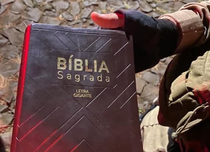 Livro sagrado foi apreendido (Foto: Polícia Militar)