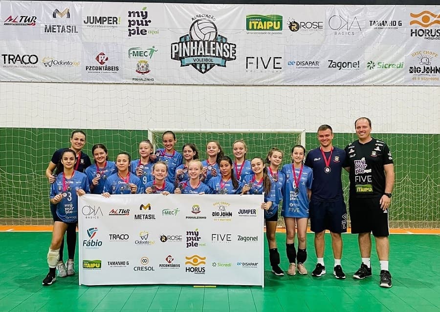As meninas da Pinhalense Voleibol conquistaram o bronze, enquanto Saudadenses foram campeãs do campeonato. (Foto: Arquivo Pessoal )