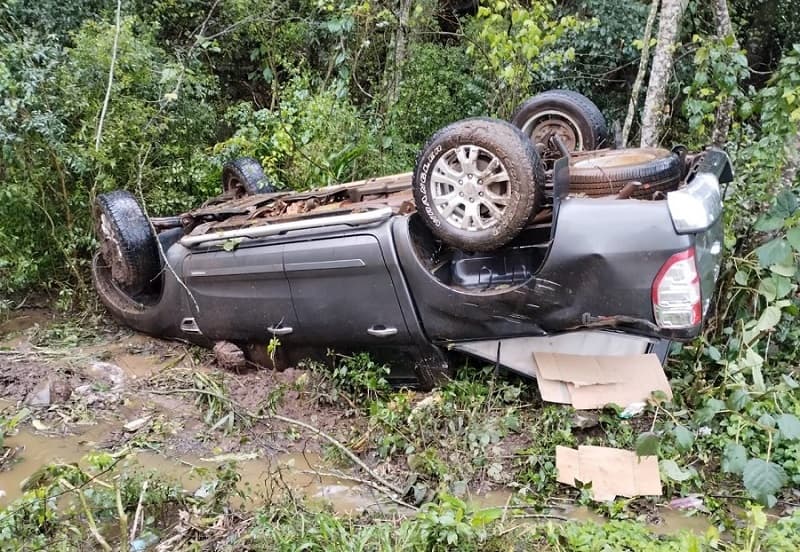 Veículo teve grandes danos (Foto: Corpo de Bombeiros)