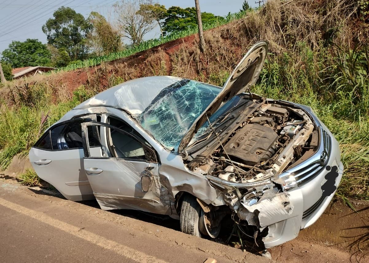 Corolla ficou destruído (Foto: Polícia Militar Rodoviária)