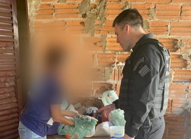 Namorada seda companheiro e joga soda no ‘piu-piu’ dele