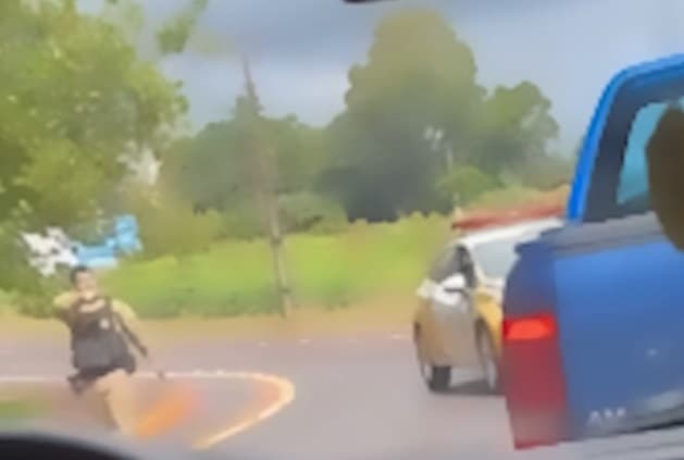 Assista! Influencer dá "cavalinho de pau" em busca de fama e é detido