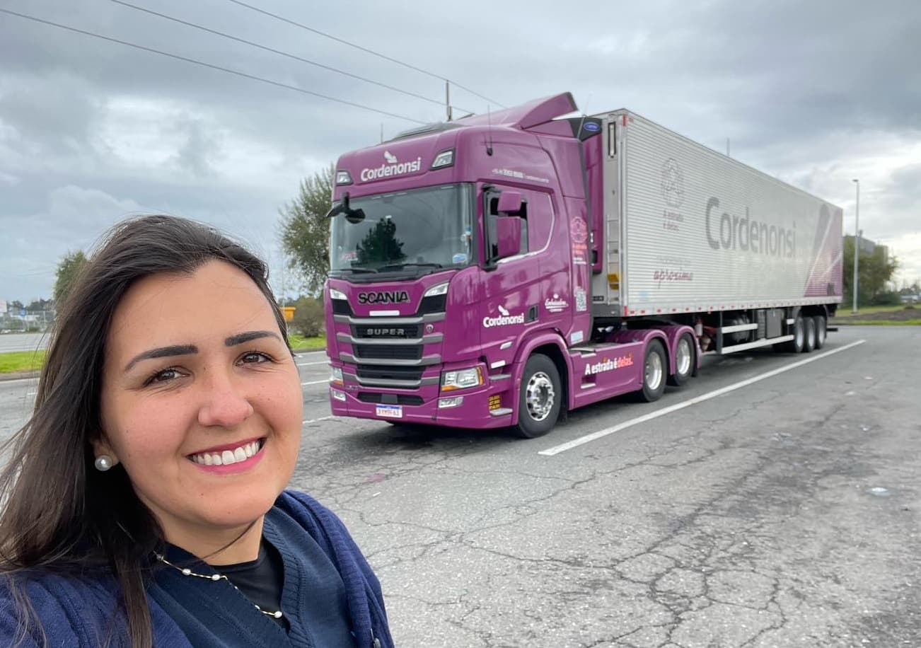 Mulher supera depressão e viaja em carreta de empresa do Oeste 