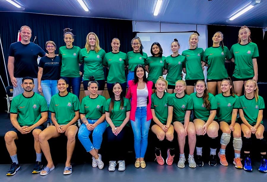 A manhã foi de aprendizados onde a nutricionista compartilhou informações sobre alimentação e suplementação para melhorar a performance (Foto: Pinhalense Voleibol)
