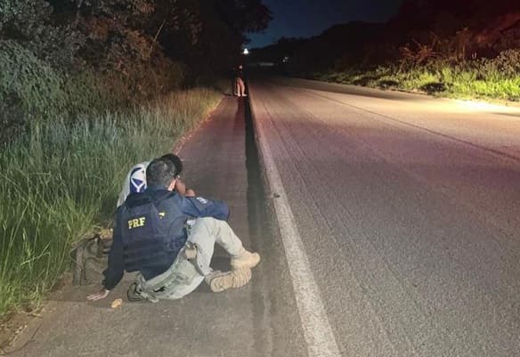 Agente sentou-se ao lado de morador e prestou ajuda (Foto: PRF)
