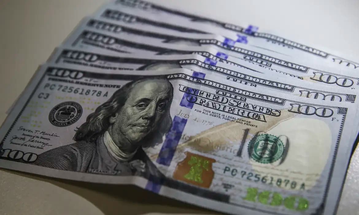 Brasil registra recorde histórico de saída de dólares no 1º trimestre de 2025