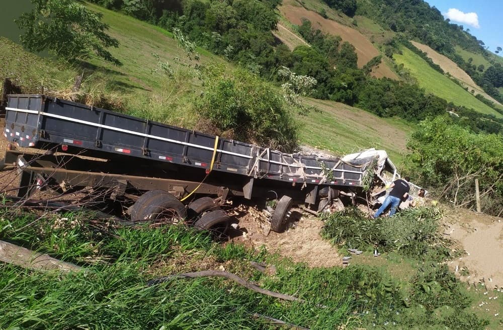 Motorista salta de caminhão em movimento na SC-160