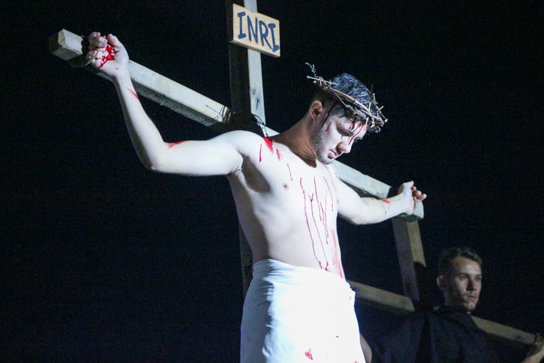 Centenas de fiéis se reúnem na Sexta-feira Santa em Pinhalzinho