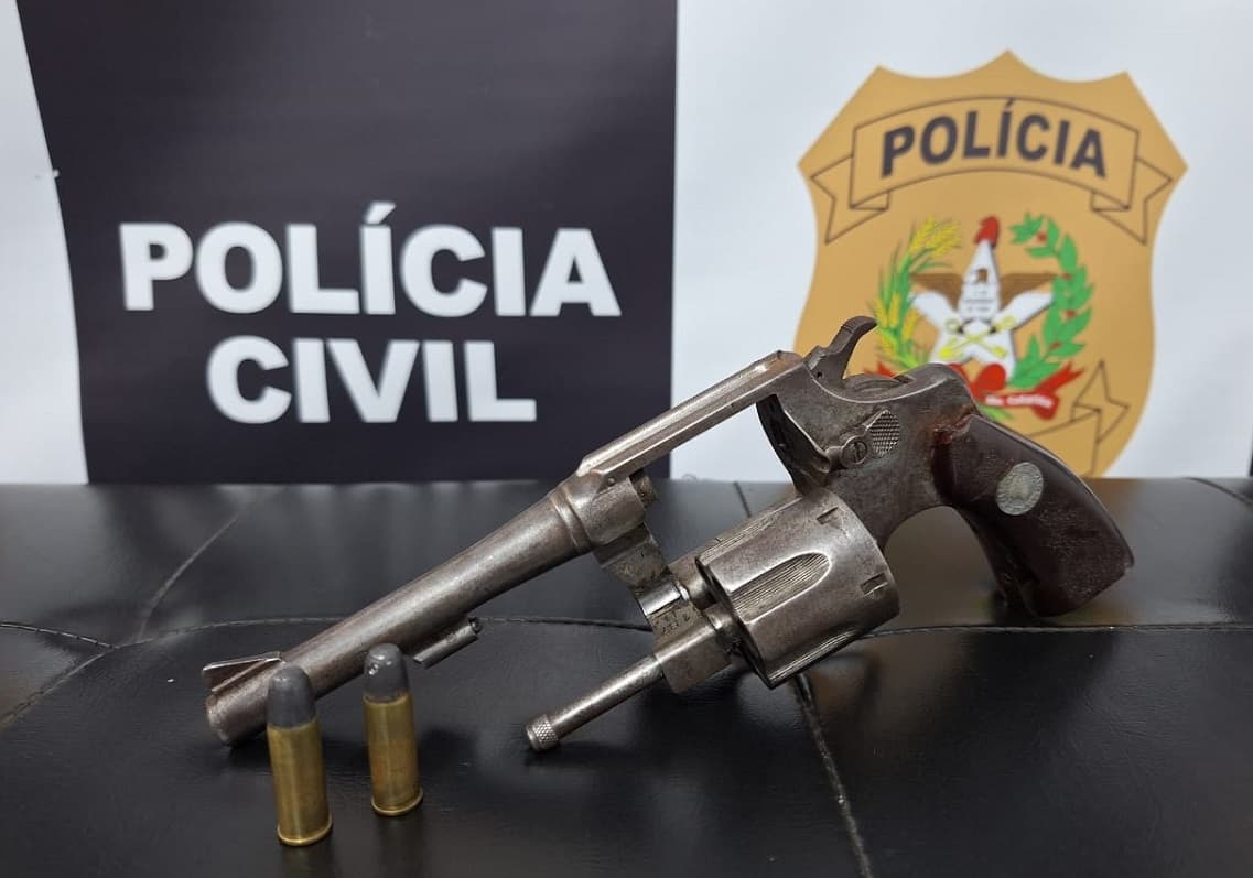 Revólver é achado em cobertor de criança no colo da mãe