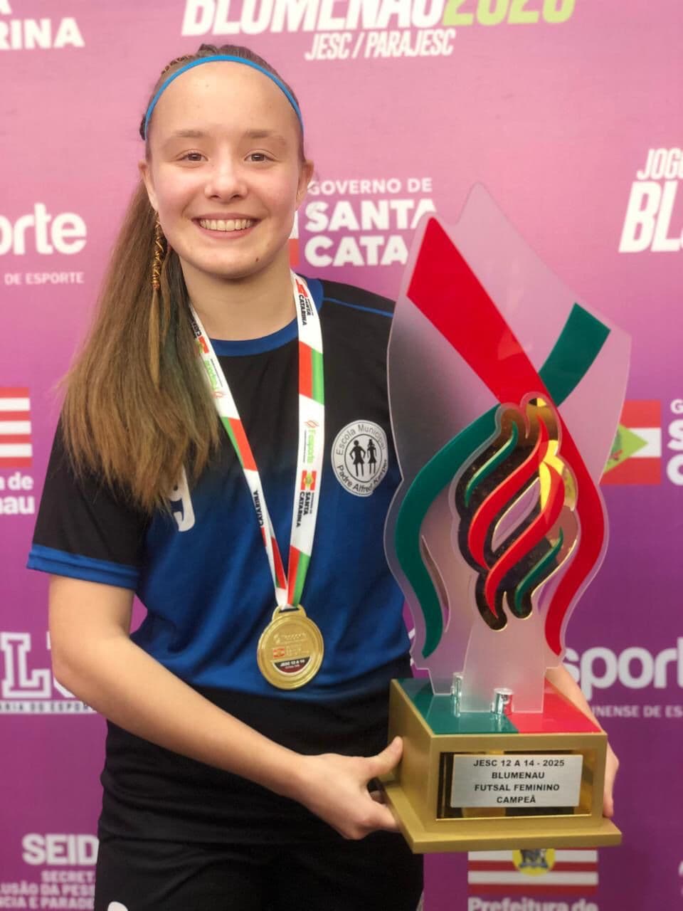 Paulinha com o troféu de campeã do Jesc estadual (Foto: Arquivo Pessoal)