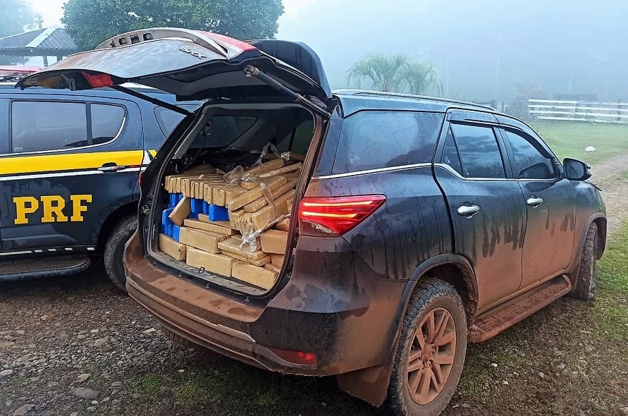 Drogas fecharam todo o porta-malas de caminhonete (Foto: Divulgação)