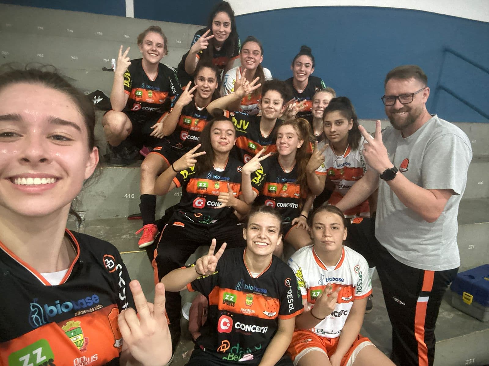 Equipe feminina de Nova Erechim comemora a classificação (Foto: Arquivo Pessoal)