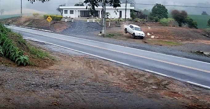 ASSISTA: motorista "voa" do veículo em saída de pista