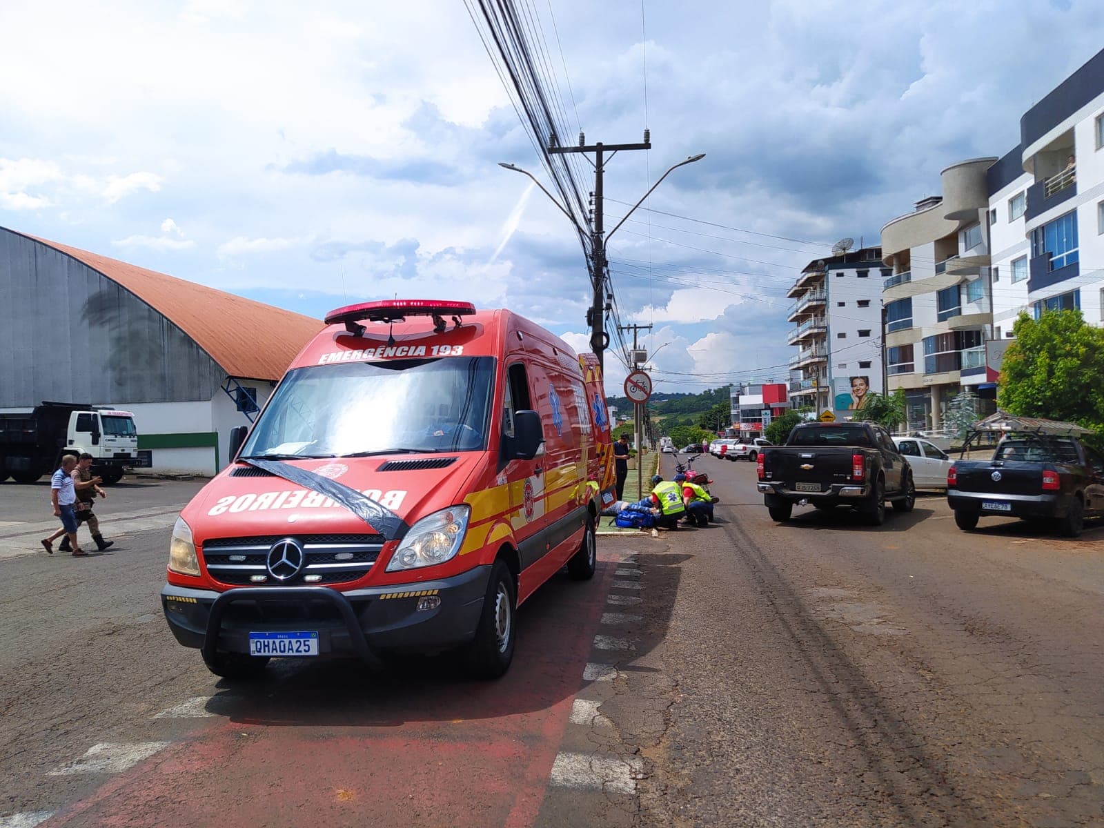 Motociclista fica ferido após colisão na Avenida Brasília  (Foto: Renan Ribeiro)