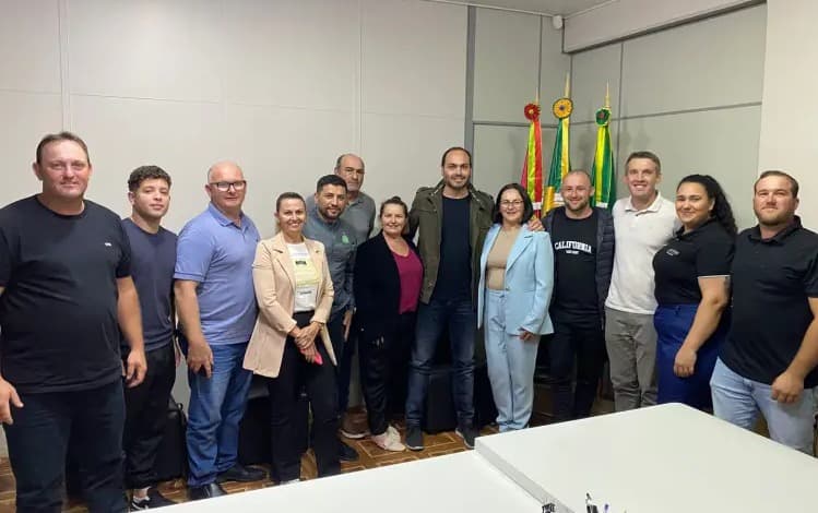 Carlos Bolsonaro busca apoio em Descanso para disputa ao Senado