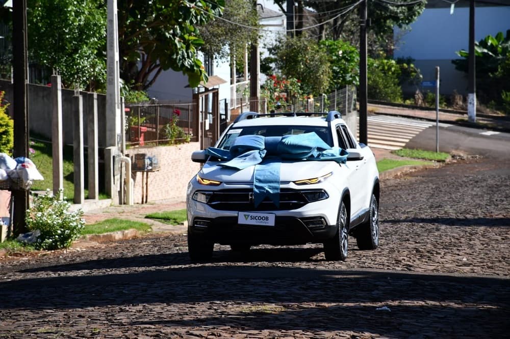 Toro foi entregue a ganhadora em Pinhalzinho (Foto: Divulgação)