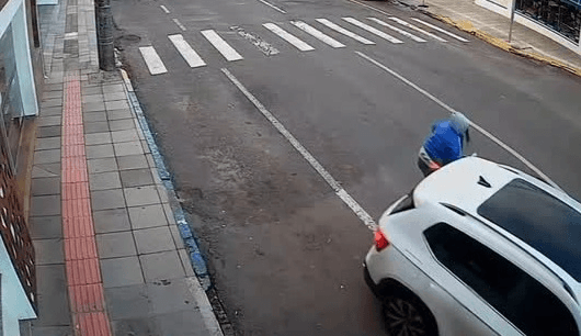 Momento em que jovem sai do carro (Foto: Divulgação)