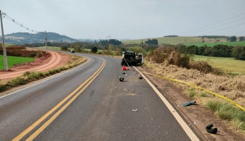 Vítimas estavam em uma moto e morreram na hora (Foto: Polícia Militar Rodoviária)