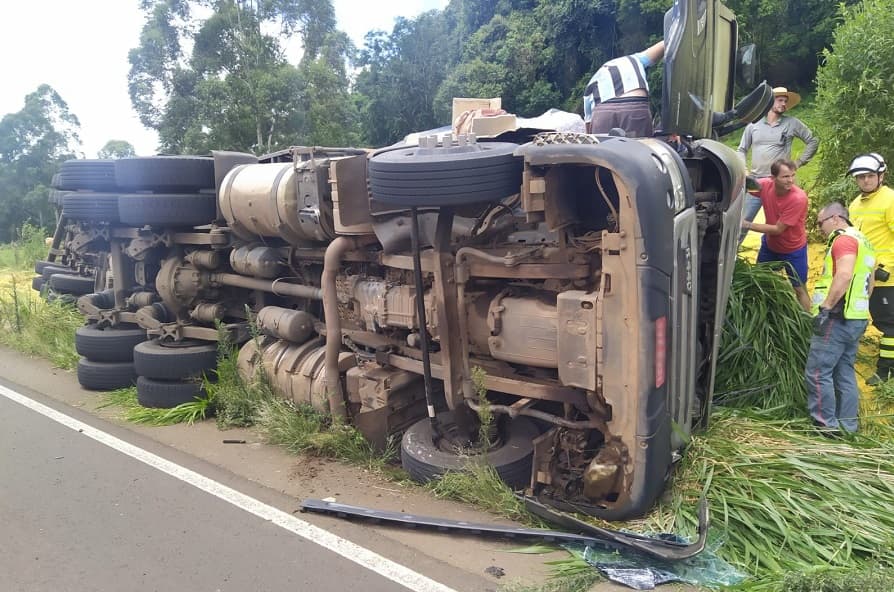 Motorista ficou preso na cabine (Foto: Corpo de Bombeiros)