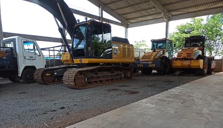 Máquinas estão paradas por falta de peças  (Foto: Gilmar Bortese )