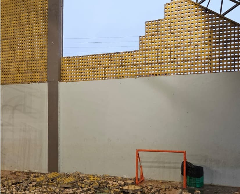 Vendaval derruba parte de muro e fere seis crianças em ginásio escolar de Mondaí