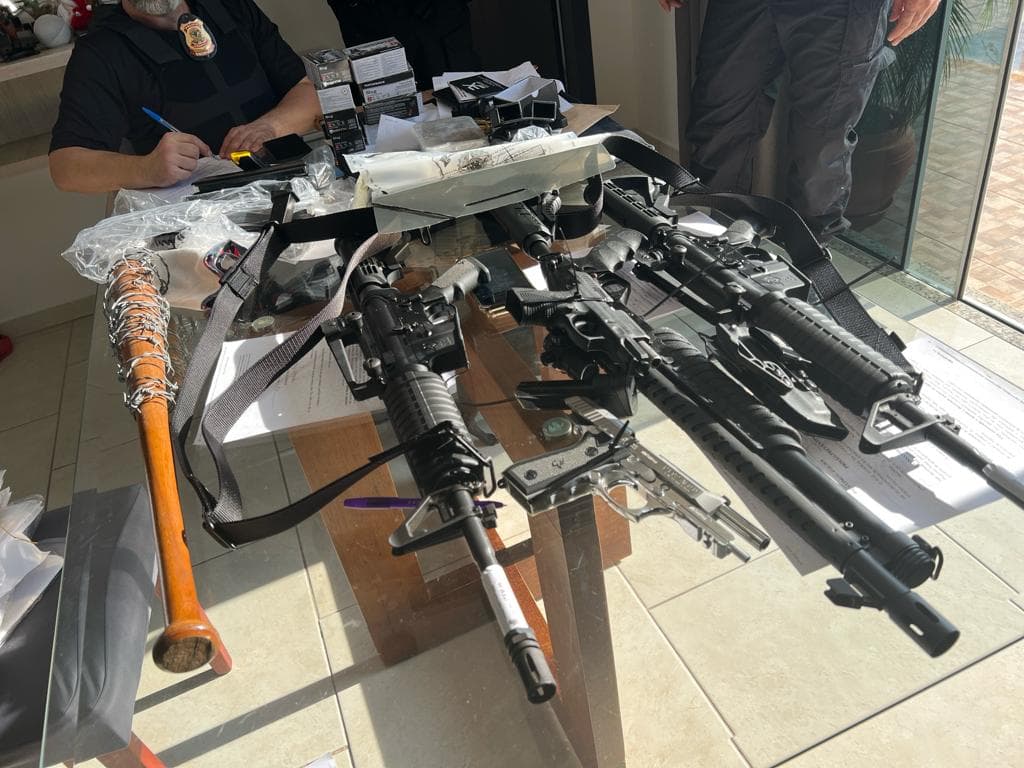 Policiais cumprem mandados de busca e apreensão em Xanxerê (Foto: Polícia Federal)