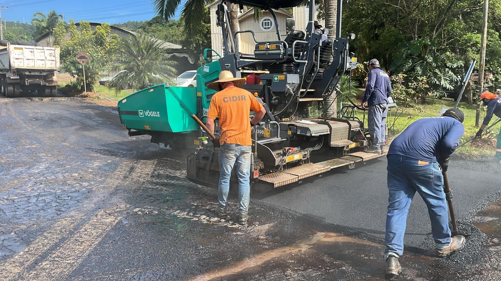 Obras de asfaltamento no interior de Águas Frias (Foto: Divulgação )