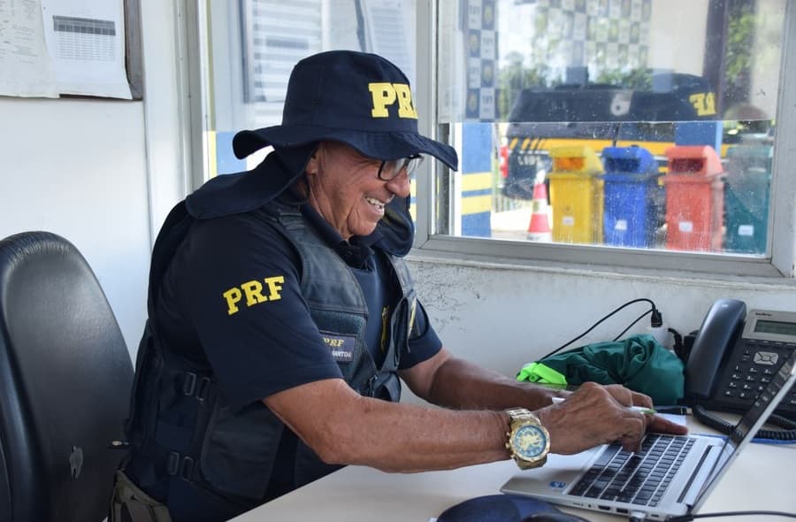 Agente se afasta das atividades após longo período (Foto: PRF)