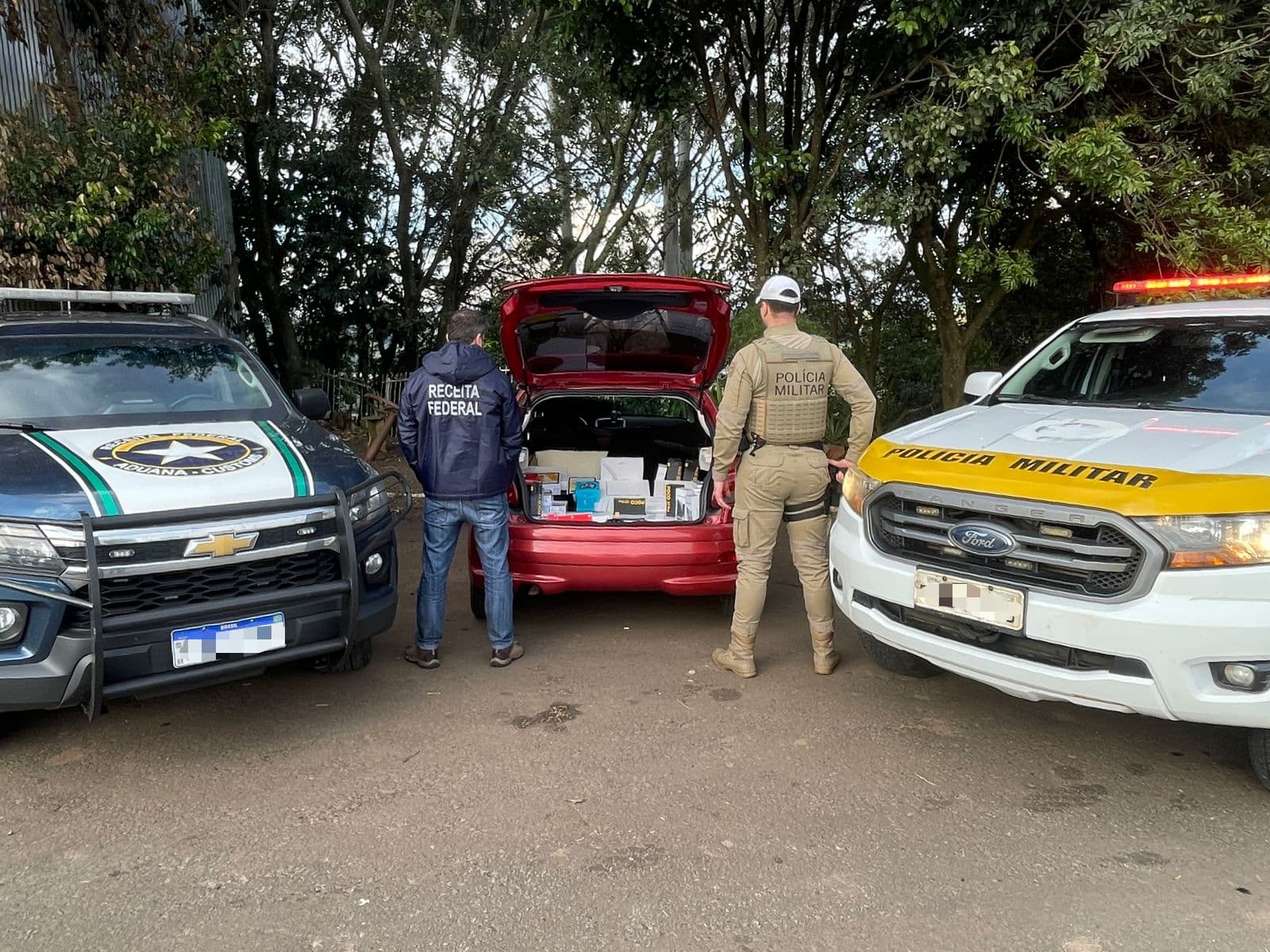 Veículo foi pego com eletrônicos no porta-malas (Foto: PMRv)
