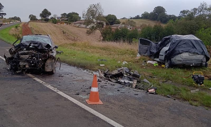 Colisão frontal envolveu dois veículos de Santa Catarina  (Foto: PRF)