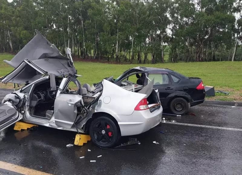 Acidente quase arrancou teto de um dos carros (Foto: Corpo de Bombeiros)