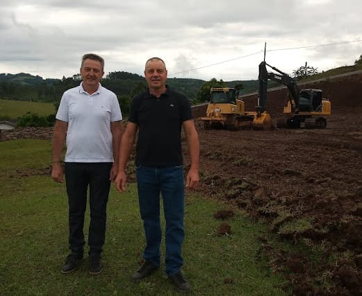 Prefeito e vice acompanham início da terraplenagem do Centro de Idosos (Foto: Prefeitura de Sul Brasil )