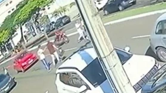 Vídeo mostra motociclista atropelando cortejo fúnebre em Chapecó