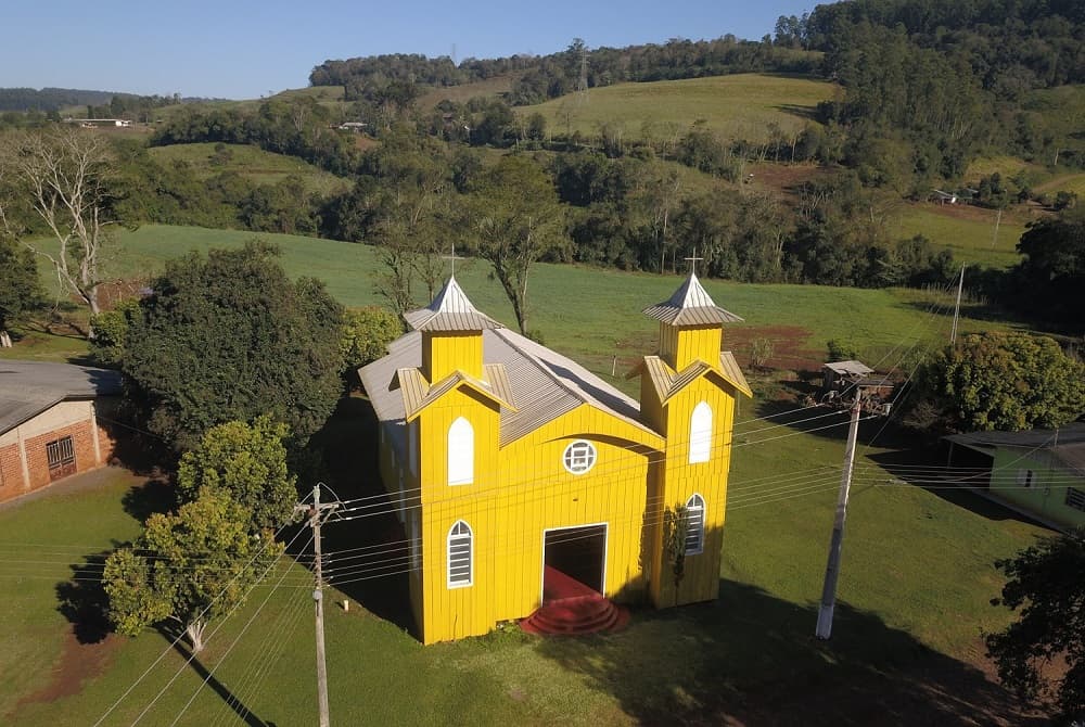 Templo religioso é todo de madeira (Foto: Idiomar Tessaro)