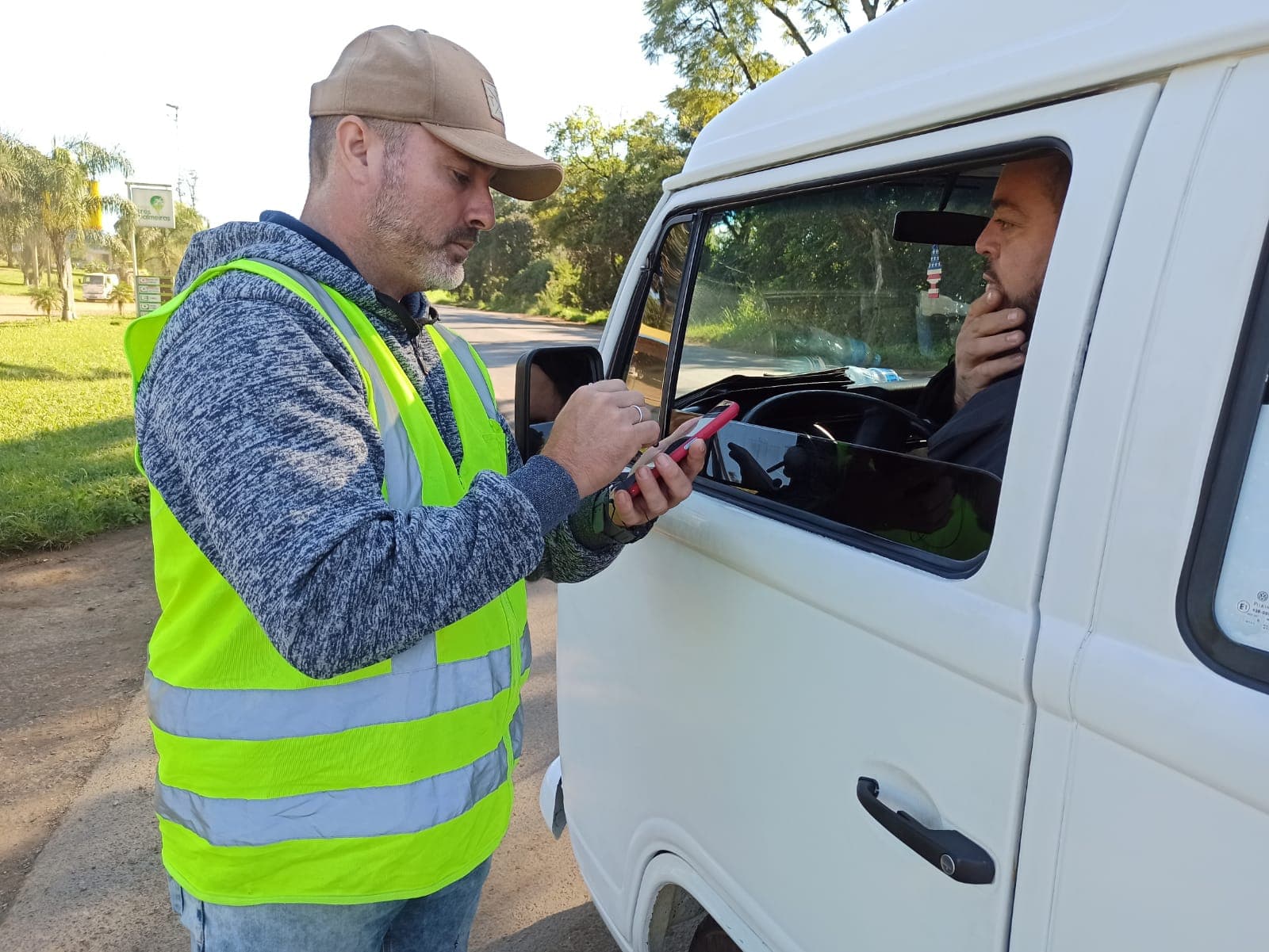 Motoristas estão sendo parados para responder o questionário  (Foto: Gilmar Bortese)