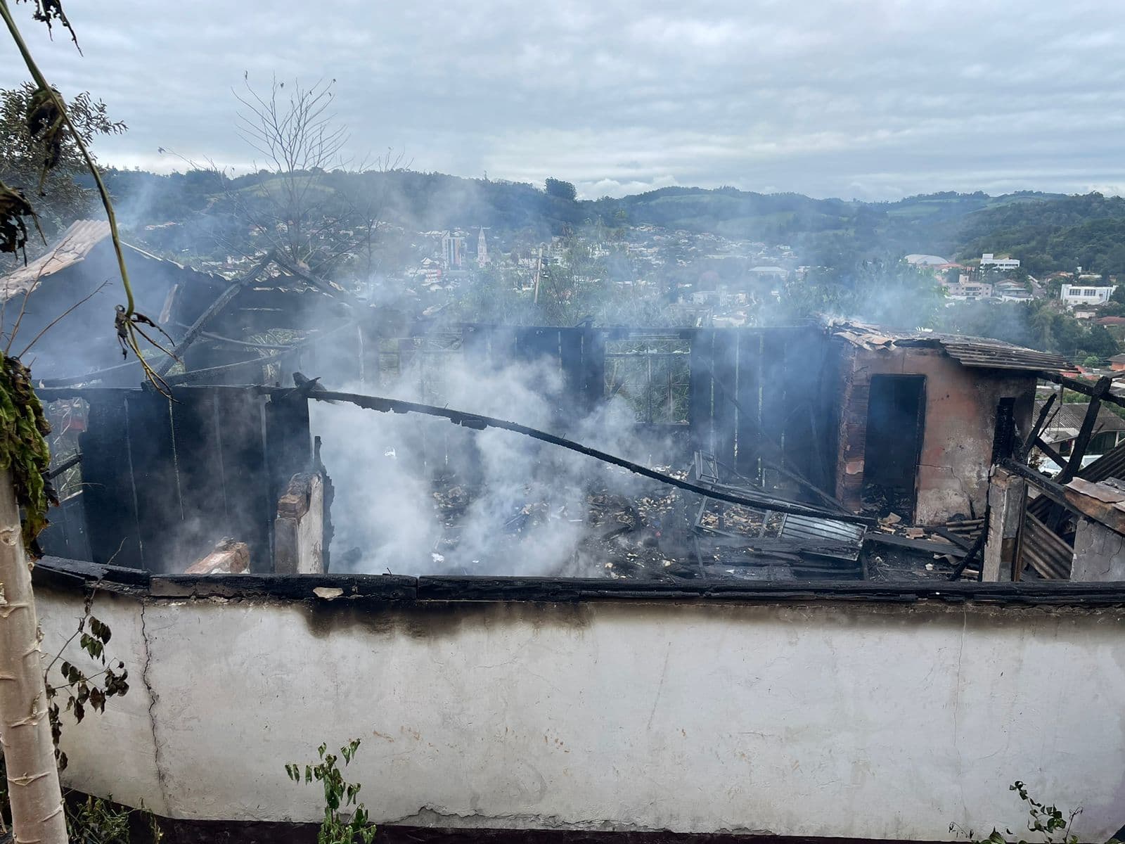 Corpo de Bombeiros de São Carlos trabalharam no local (Foto: Divulgação CBM)