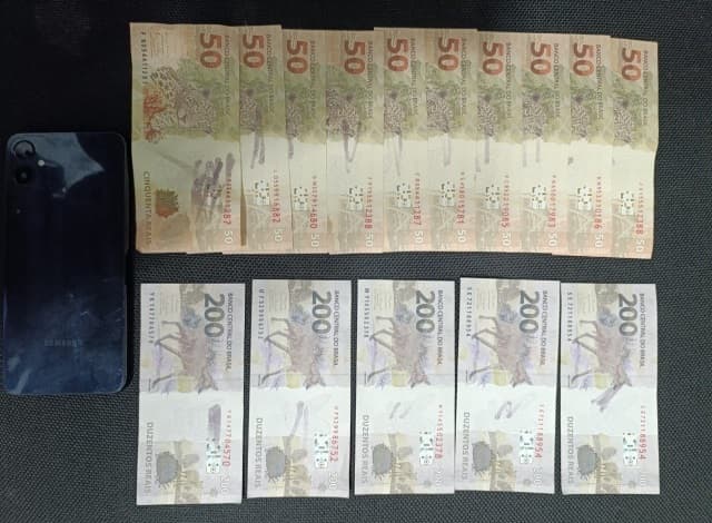 Cédulas foram encontrados com o ocupante (Foto: Polícia Militar)