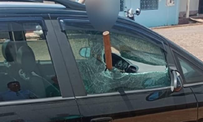 Objeto ficou cravado no vidro do carro do político (Foto: Divulgação )