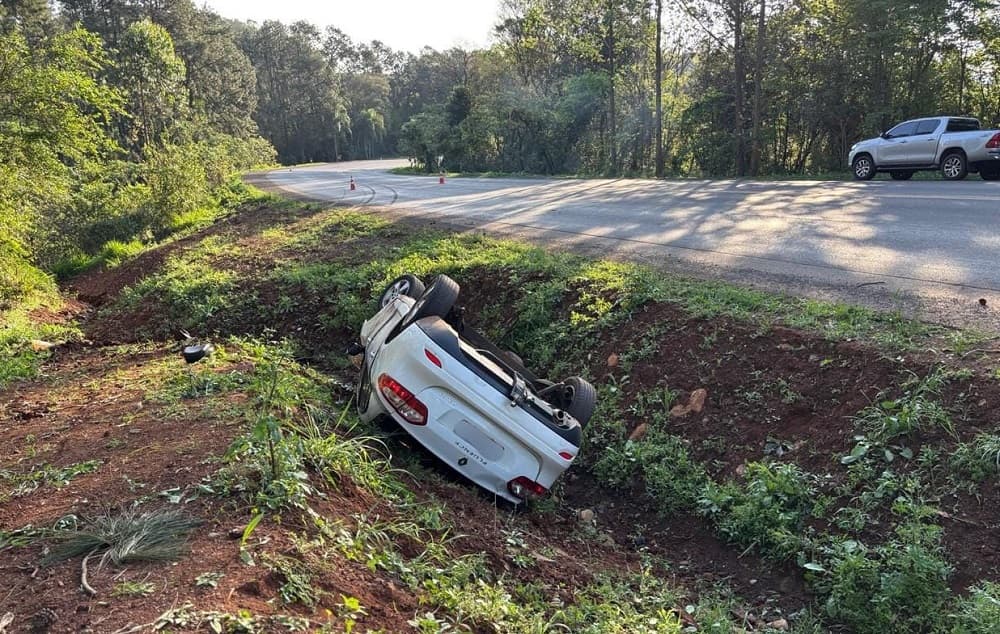Mulheres ficam “penduradas” em veículo após saída de pista