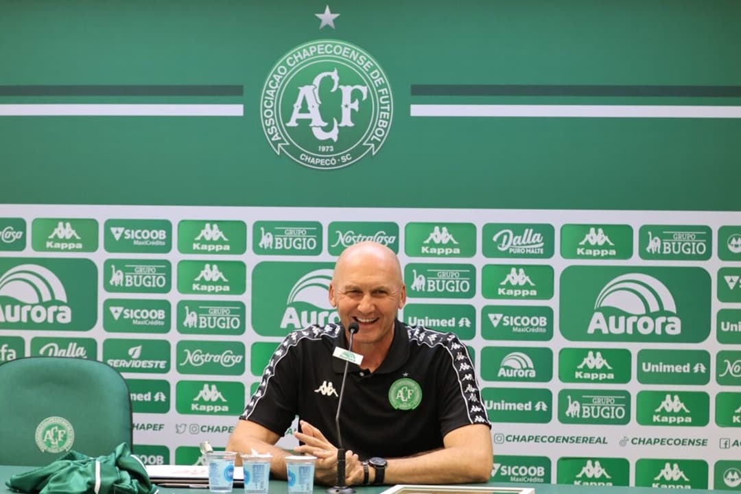 Chapecoense renova com treinador até 2026