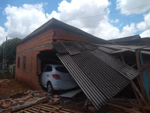 Veículo invadiu casa (Foto: Corpo de Bombeiros)