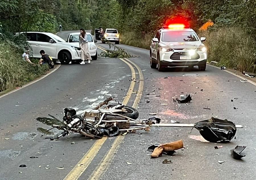 Violento acidente causa morte; moto teve roda arrancada