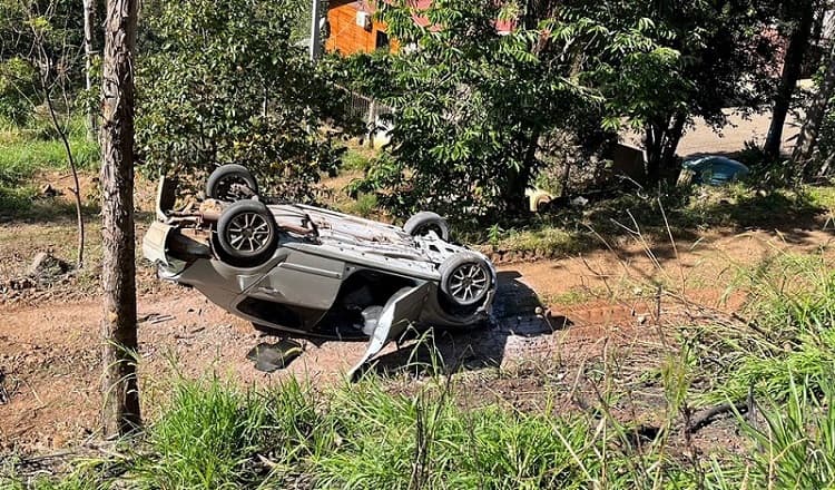 Veículo capotou em barranco (Foto: Saer-Fron)