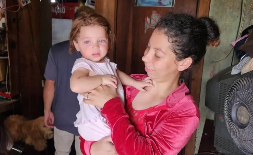Eloá voltou para os braços da mãe (Foto: Divulgação)